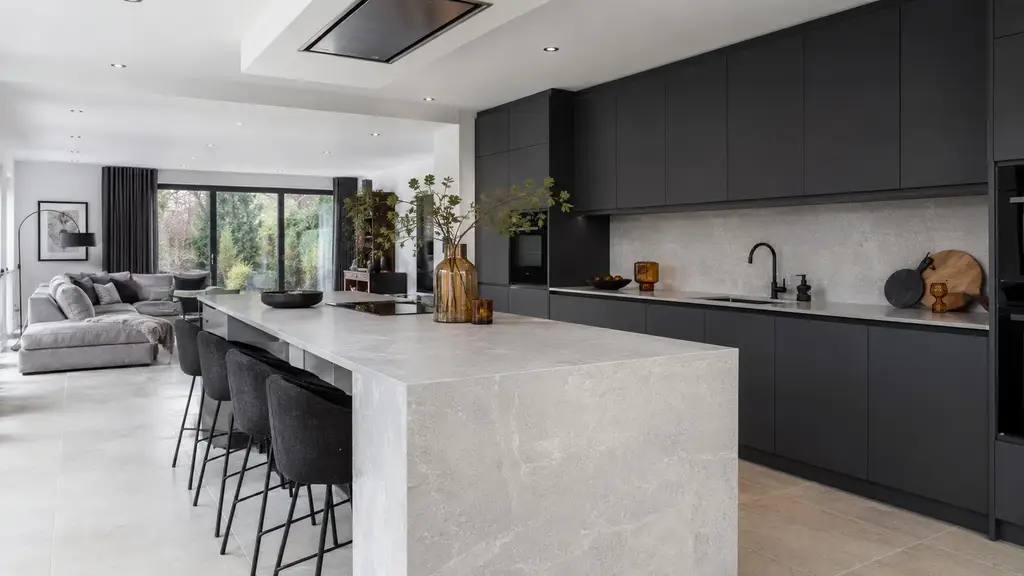 Handleless matt graphite kitchen
